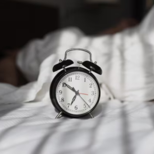 Réveil classique noir sur lit