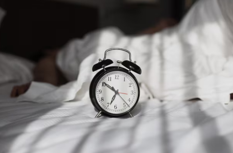 Réveil classique noir sur lit